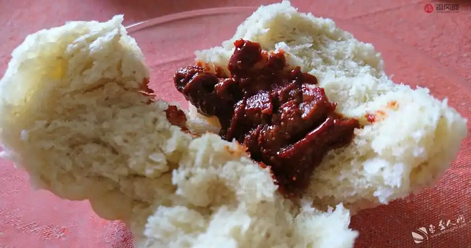 在闲暇时光,边看电视边来个馒头,配着腌制好的咸菜,三四个就已经悄