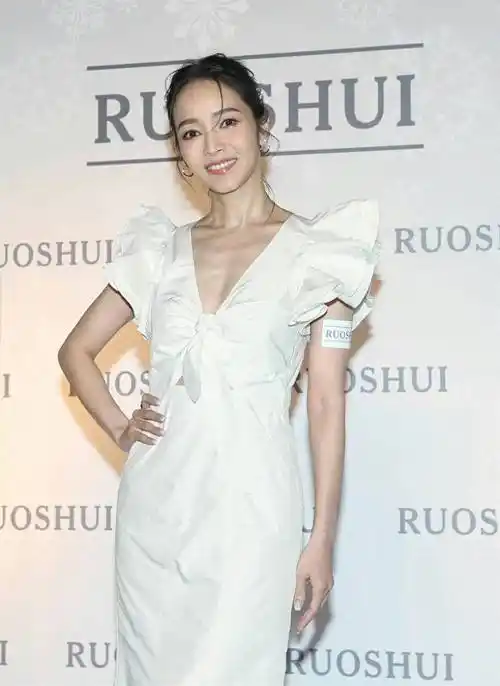 侯佩岑最新活动出席,"身材骨突出"身材过度消瘦,165高不到88斤_时尚_