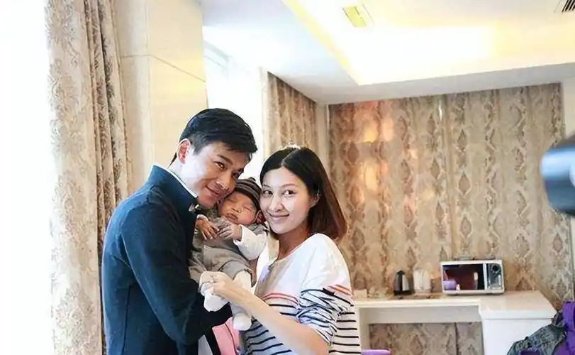 在2012年与钟汉良成婚,而婚后的谢易桦也当起了贤妻良母,在家相夫教子