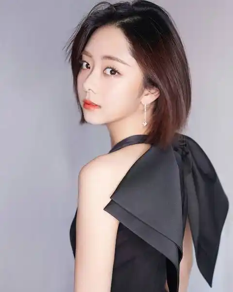 适合瓜子脸的短发女学生2