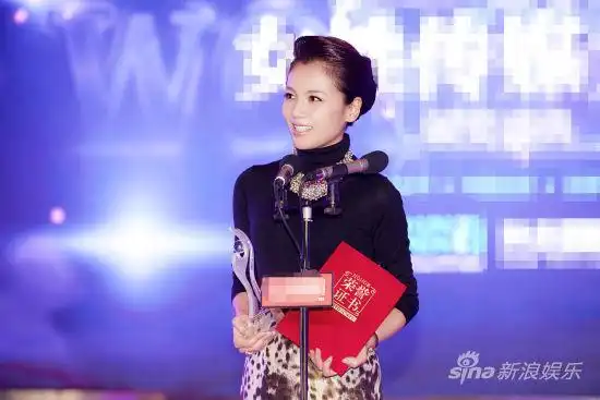 刘涛获女性榜样奖 气场强展现魅力(图)