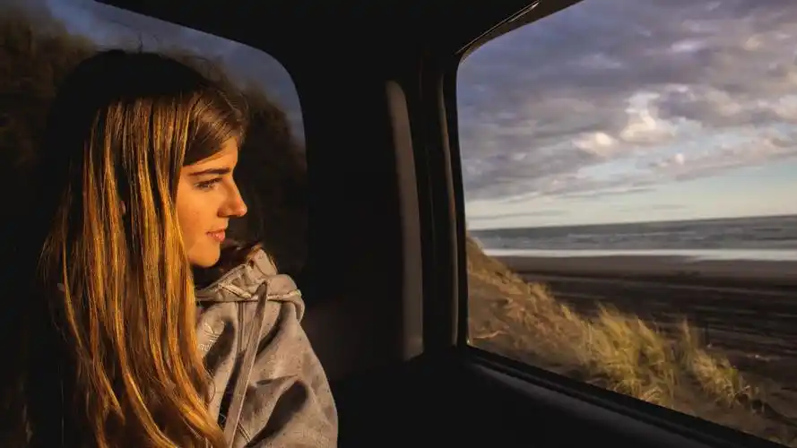 望向车窗外的女生图片