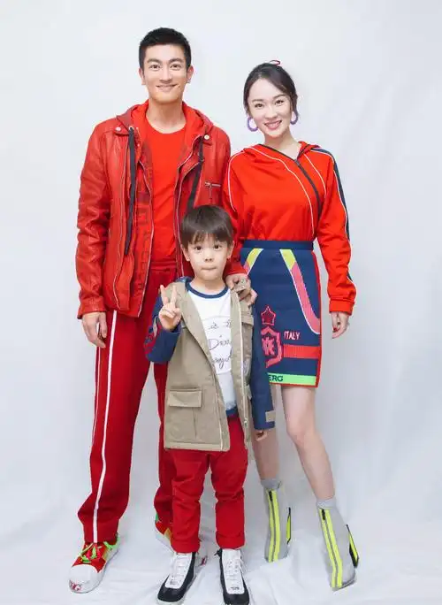 情人节狗粮!杜江霍思燕合体秀恩爱,穿情侣装搂肩走机场,真抢眼