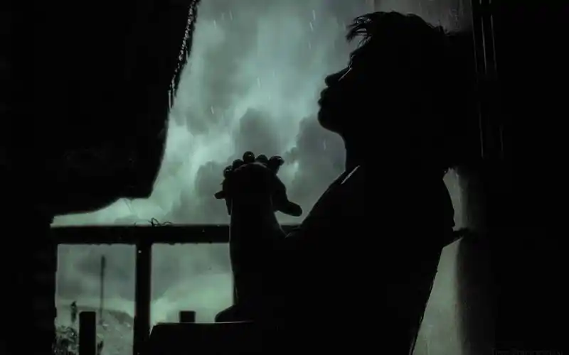 孤单寂寞图片大全,沉默男人伤感背影图片