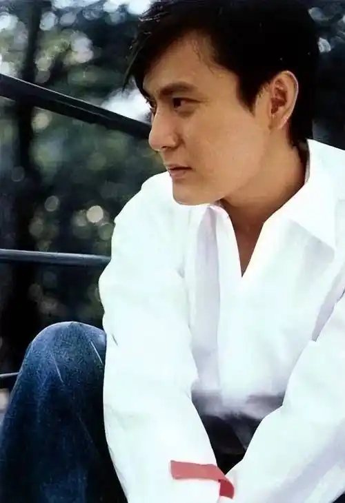 张信哲:出道35年无绯闻,一生只谈过一次恋爱,因为她至今未婚_朱小妹