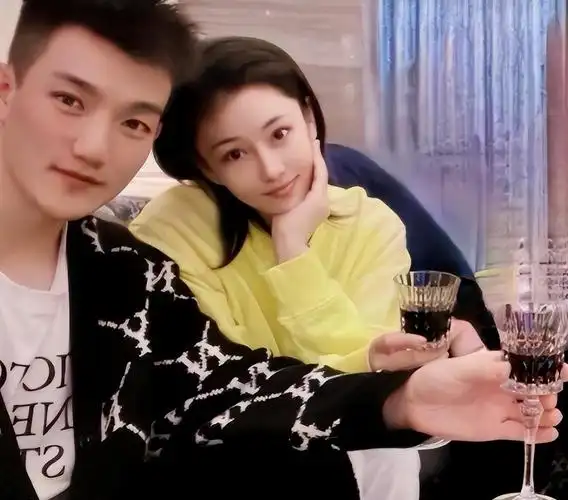 回顾有种整容叫张馨予结婚军人老公变化不大她像变了个人