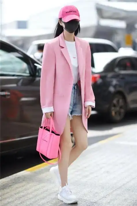 粉色大衣如何搭配鞋子,请问淡粉色大衣里面怎么搭配?