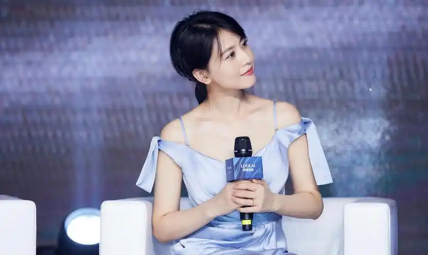 40岁高圆圆孕后首亮相温柔猫系穿搭原来是天空蓝的功劳