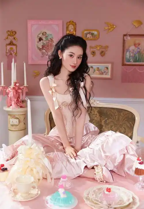 郭晓婷穿蝴蝶结吊带娇俏可人公主头造型温婉甜美