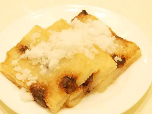 豆面糕又称驴打滚,是北京小吃中的古老品种之一,它的原料是用黄米面