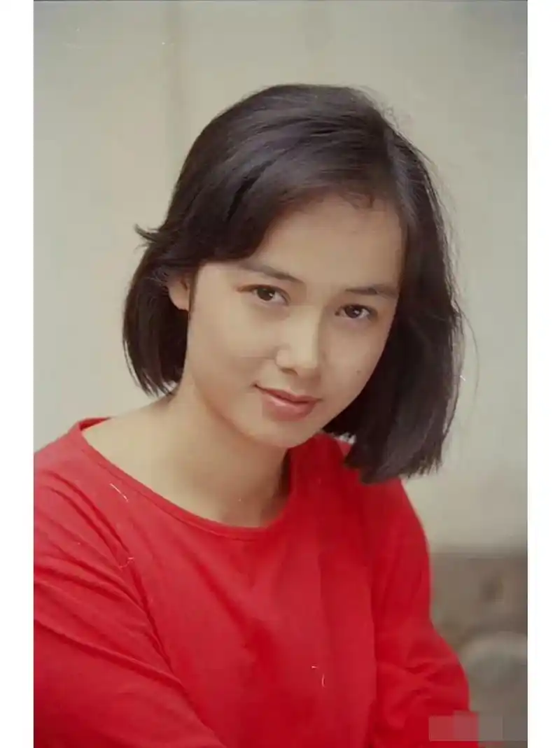 蒋雯丽年轻时的嘴唇很吸引人,她的嘴巴形状也很好看,唇型优美,厚薄