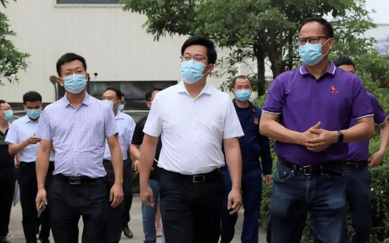 在金榜大酒店中央厨房,尤宇川先后检查了餐饮原料采购