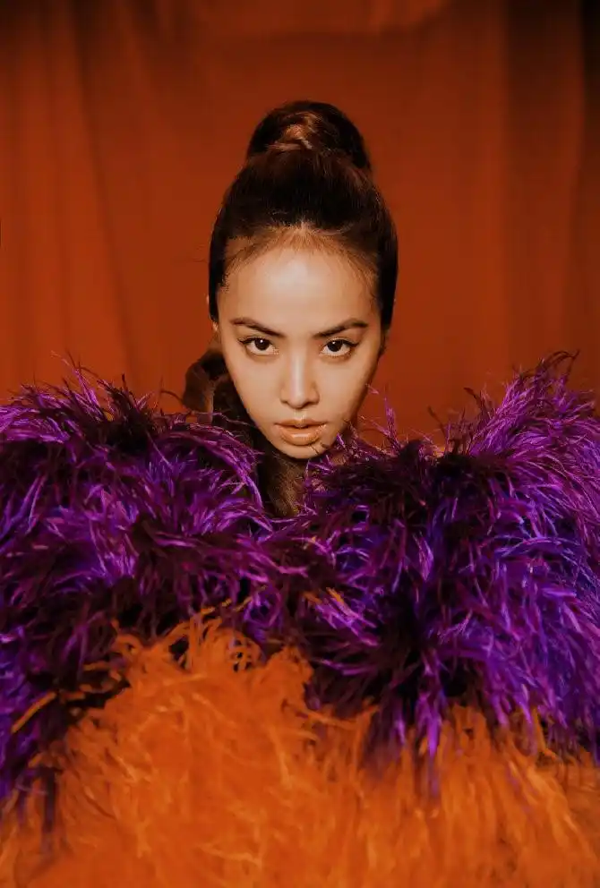 组图:蔡依林专辑写真造型奇特 毛绒裙摆中仰视镜头表情狰狞_高清图集
