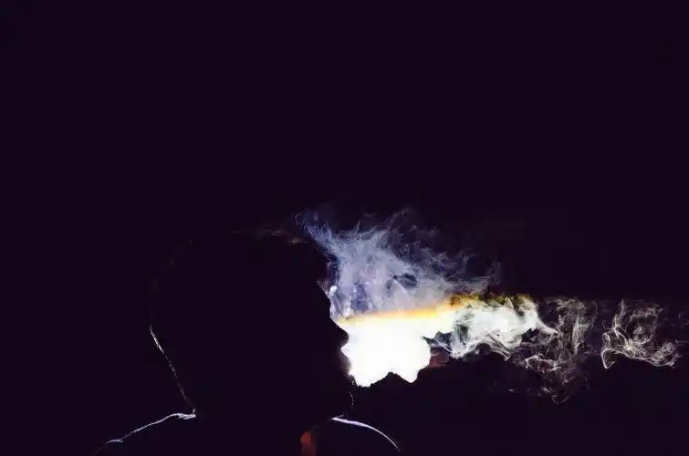 黄昏中抽烟的男人