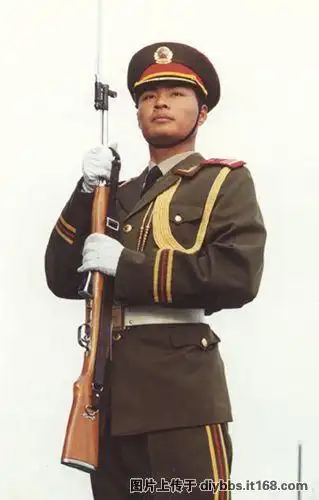 组图:中国三军仪仗队天寒地冻热练兵