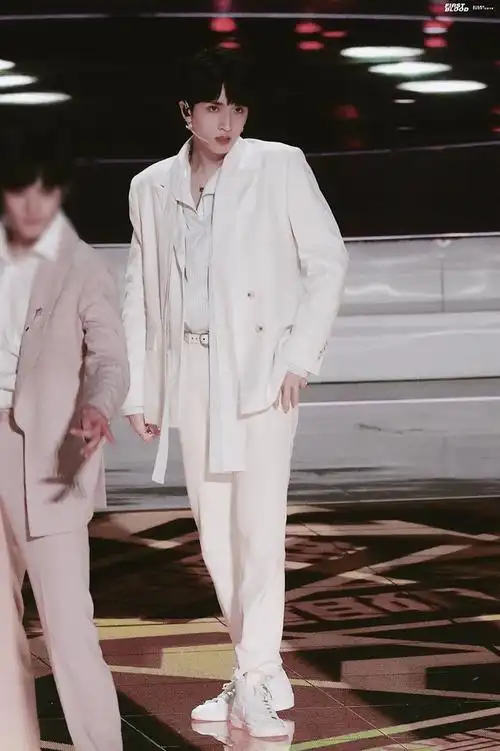 求严浩翔这个造型的图