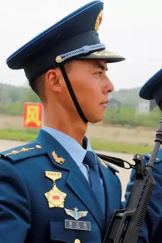 2019年的最后一天,头条留给参加国庆阅兵载誉归来的黔南27岁中尉军官