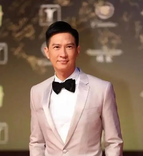 张家辉54岁照片被曝!穿拖鞋去剪头发,和售货员合照没有任何架子