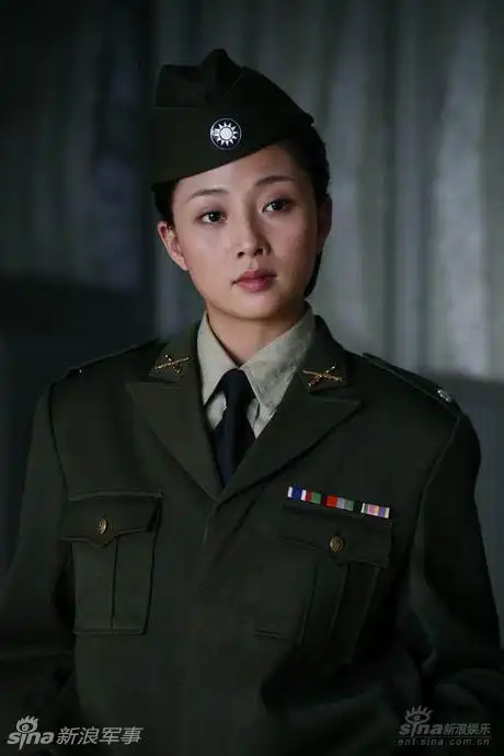电视剧军服美女集中营:朱茵国军制服照最惊艳 6 / 23
