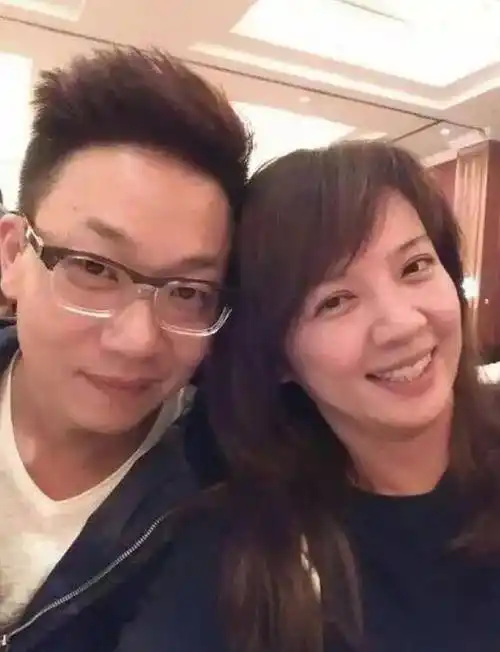 51岁林海:曾是央视著名主持,为正义怒摔耳机,二婚何婕获幸福_东方