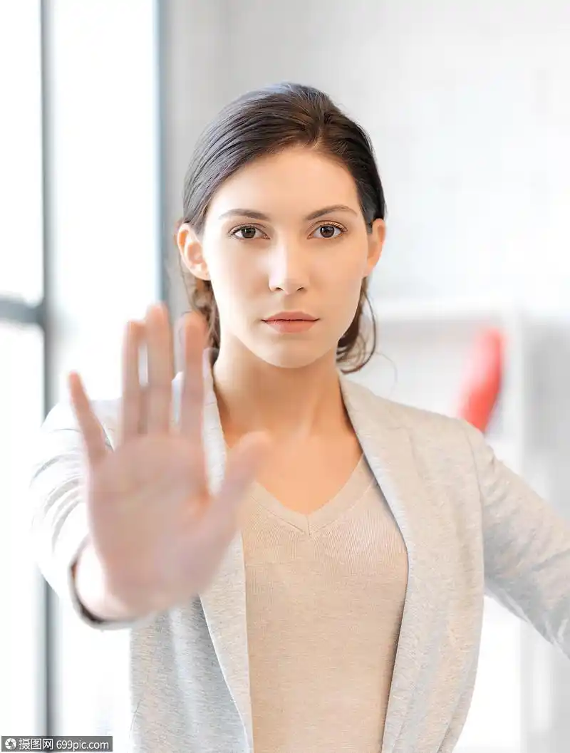 轻女人停止手势的明亮画女士拒绝