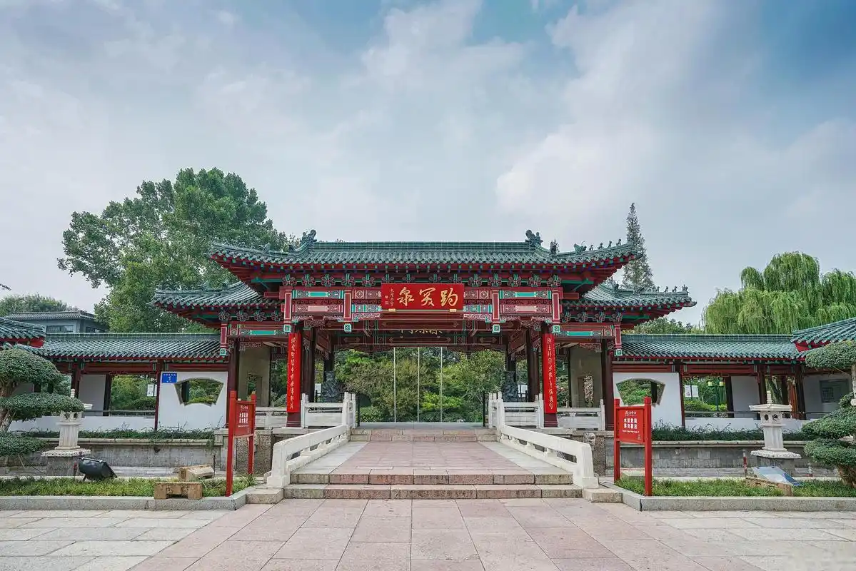 天下第一泉景区 在济南的怀抱之中,有一个令人陶醉的景区,那就是天下