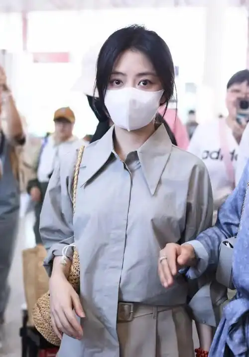 谭松韵现身北京机场,身穿衬衫搭配卡其色短裤清爽利落