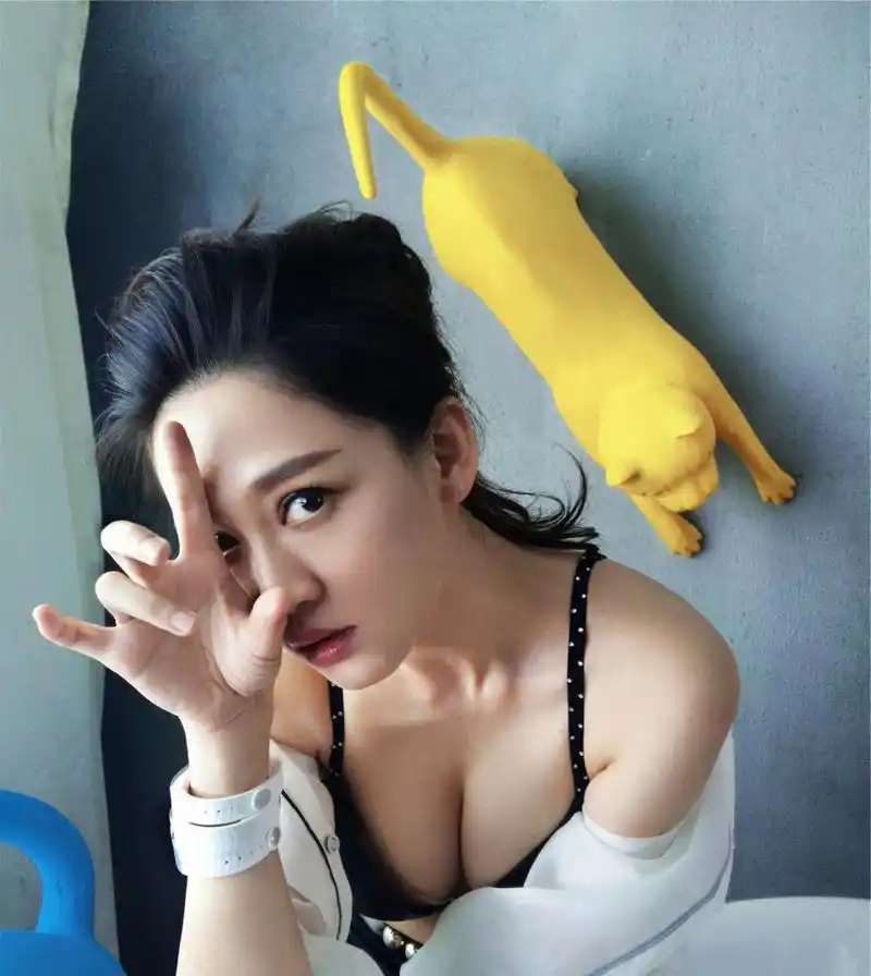 陈乔恩# 《男人装》火辣大片,勾人魂魄的眼神,丰腴傲人"酥胸",香艳