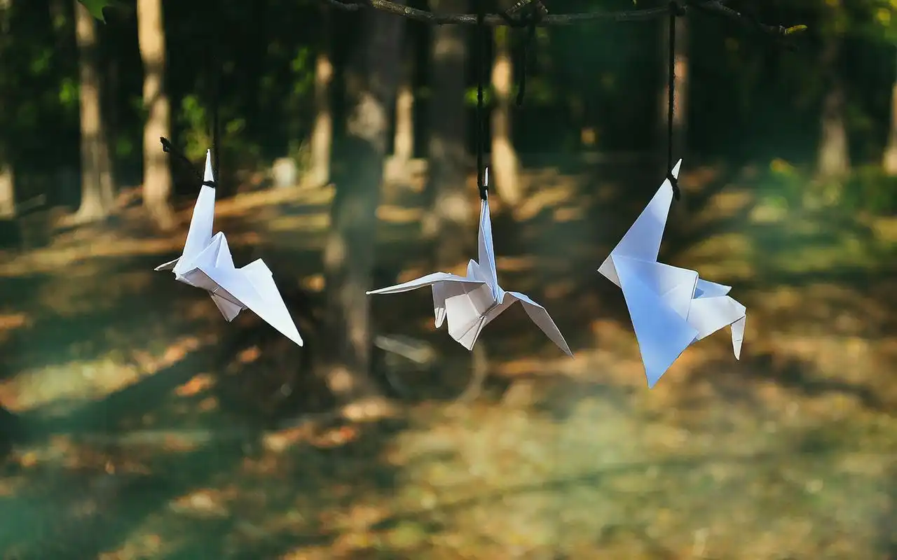 创意悬挂小物件摄影图片宽屏壁纸