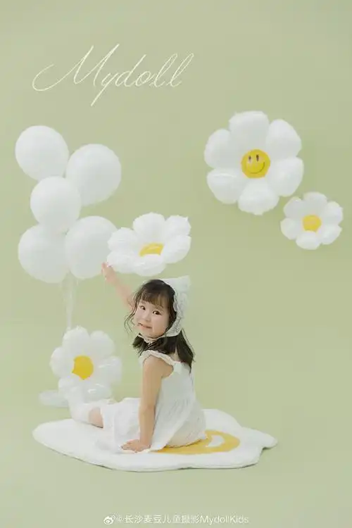 正在pai送中…干净通透的妆容可爱又自然搭配简约清新 的白色连衣裙