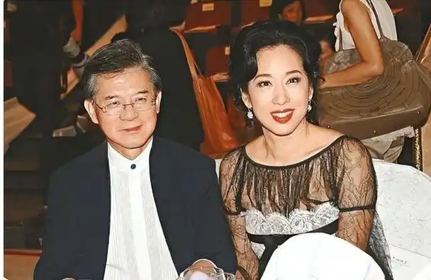 见倾心,但霍震霆被视为霍家的未来继承人,而罗康瑞家中有七到八名孩子