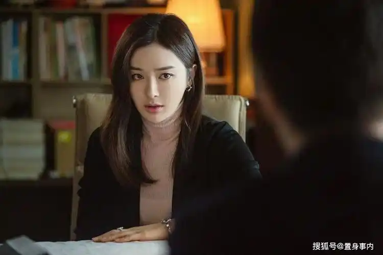 2021年,42岁的秦岚依旧活跃在影视圈,在热播剧《突围》中,继续打拼着