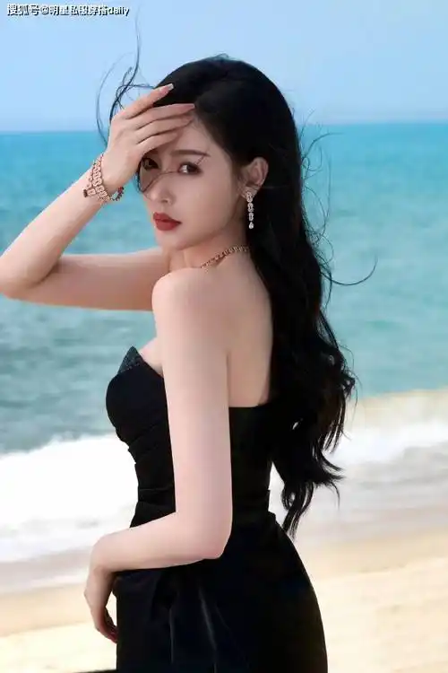 张天爱美照释出!黑色抹胸裙配高级珠宝,人间"水蜜桃"让人心动