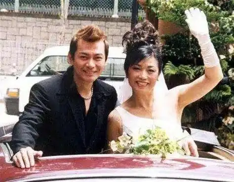 分手期间,江华和昔日亚视当红花旦万绮雯的绯闻传得沸沸扬扬.