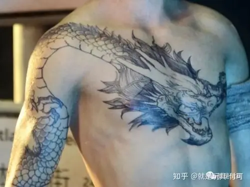 虽然是12寸比例,但肌肉质感和龙纹身的刻画已经足够精细了