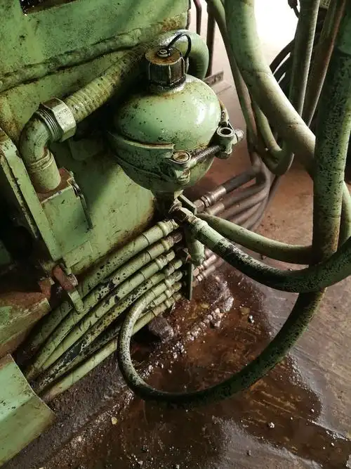 四号轧胚机液压缸漏油