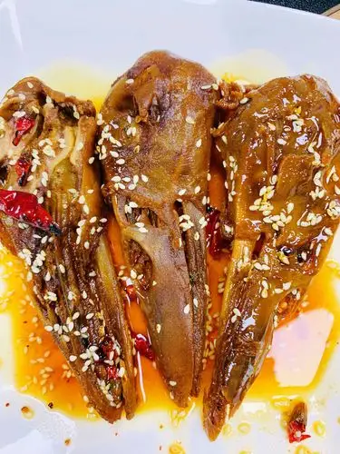 香辣鸭头:闻着香,吃着鲜,而不腻,香辣口味吃起来麻辣过瘾!