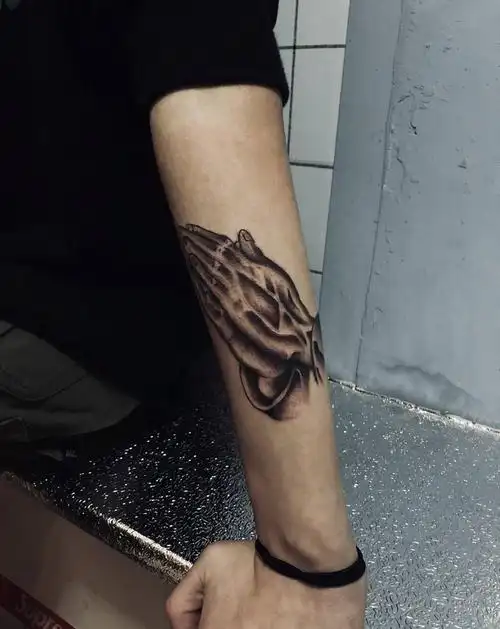 祈祷之手纹身图片_手臂纹身图案