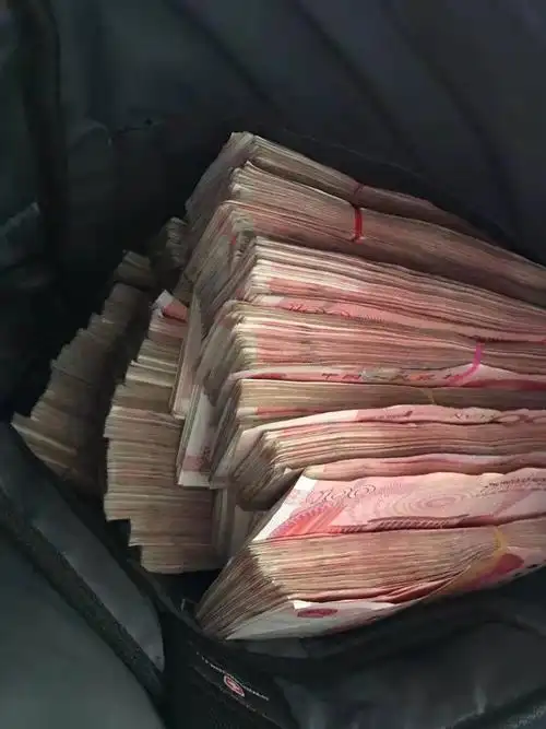 那个老哥身上有一千多两千的现金 谁能拍个照片给我 谢谢了