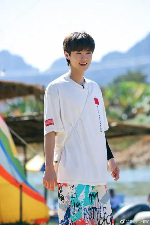 鹿晗超话鹿boss@m鹿m和五哈团的首次出国体验即将结束!