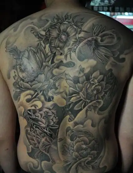 满背黑灰牡丹花纹身图案