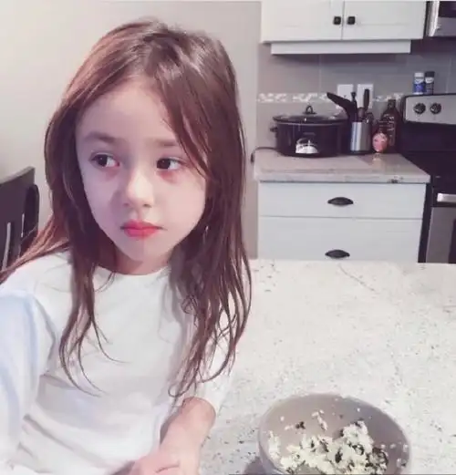 这个小女孩叫什么名字