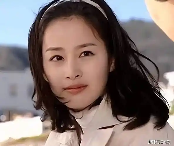 金泰熙大学时期与同学合照素面朝天依旧出众典型的白富美