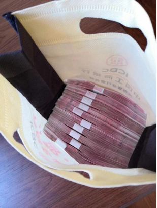 这位老人捐了十万块钱就走了