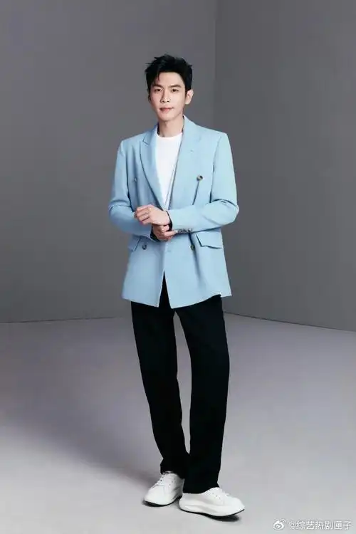 张若昀蓝色西装生日大片有