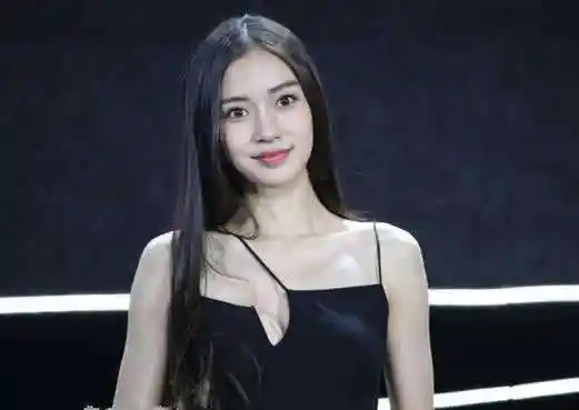 angelababy肩带崩坏突然前胸失守, 遮挡胸部手速比不过网友拍照速