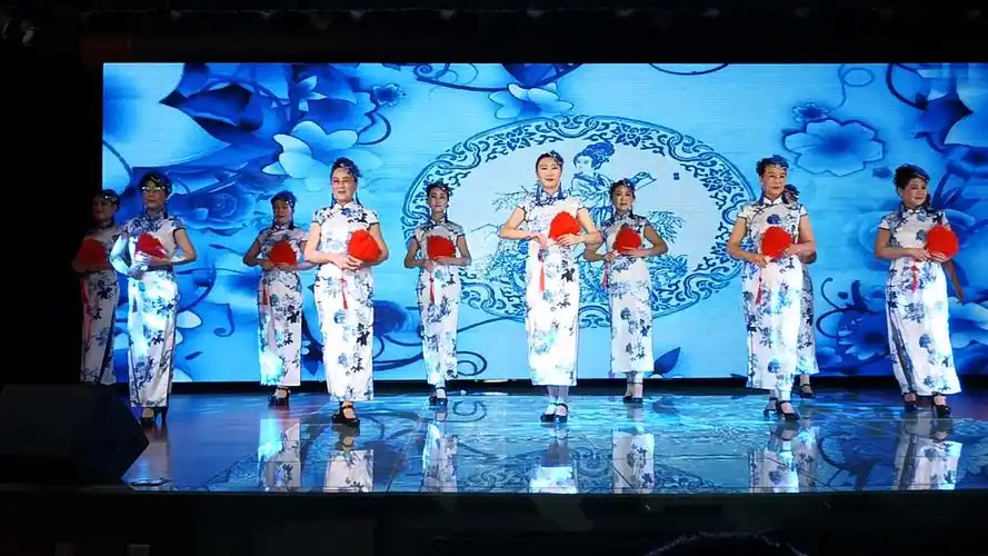 《青花瓷旗袍折扇秀表演》