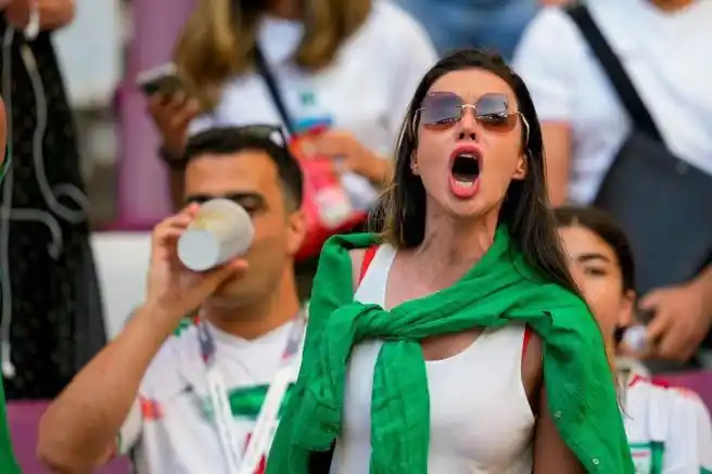 伊朗队开场未唱国歌#世界杯现场的伊朗队女球迷
