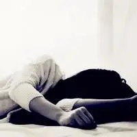 伤感意境蜷缩的躺着的趴着的女生头像图片大全