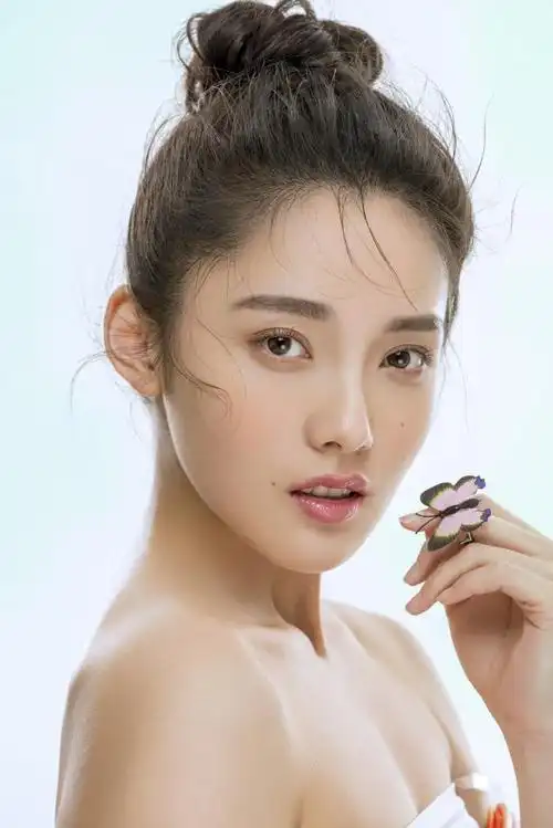 演员孙爽曝光了一组清纯写真,照片中孙爽皮肤光滑细腻满满胶原蛋白尽